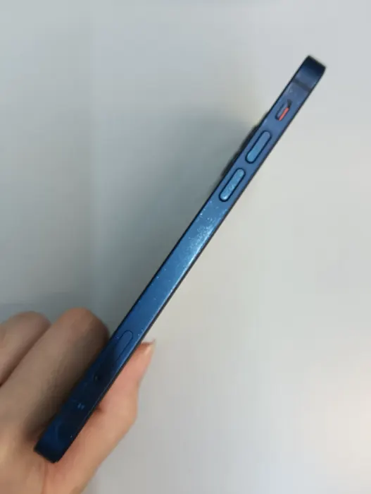 Apple iPhone 12 — photo 6 of 10