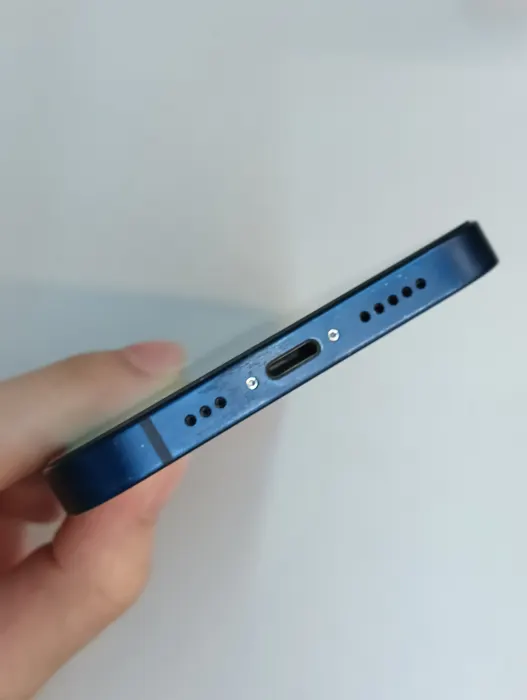 Apple iPhone 12 — photo 7 of 10