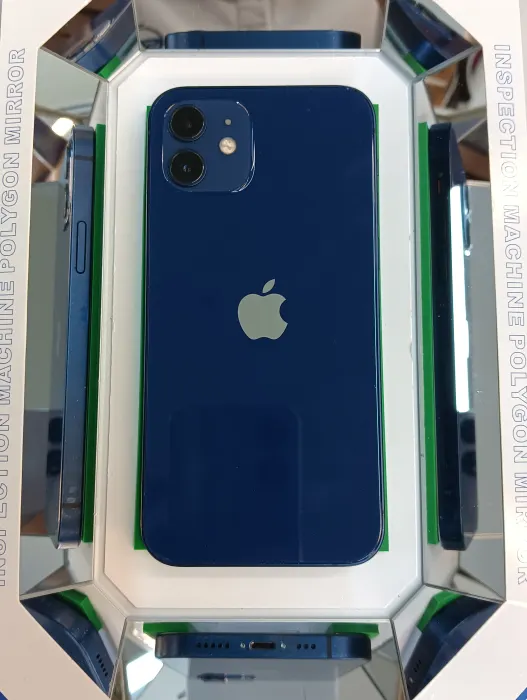 Apple iPhone 12 — photo 8 of 10