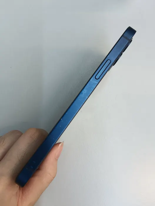 Apple iPhone 12 — photo 9 of 10