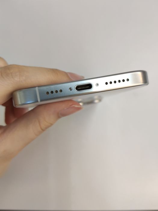 Apple iPhone 16 Pro Max — photo 7 of 11