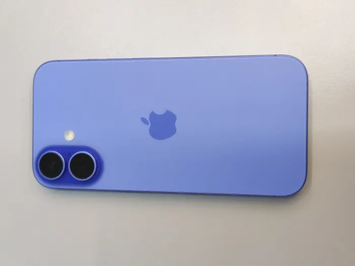 Apple iPhone 16 — photo 7 of 10