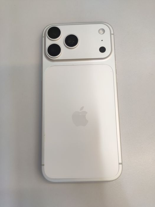 Apple iPhone 17 Pro Max — photo 2 of 9