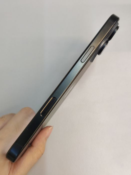 Apple iPhone 16 Pro Max — photo 4 of 10