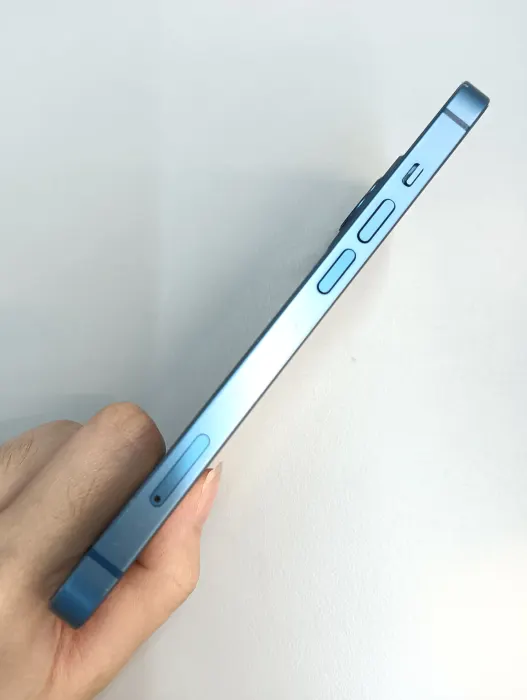 Apple iPhone 13 — photo 2 of 10