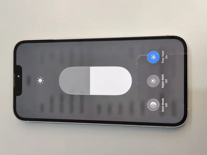 Apple iPhone 13 — photo 3 of 10