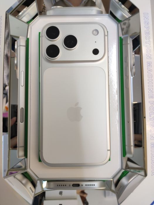 Apple iPhone 17 Pro — photo 2 of 10