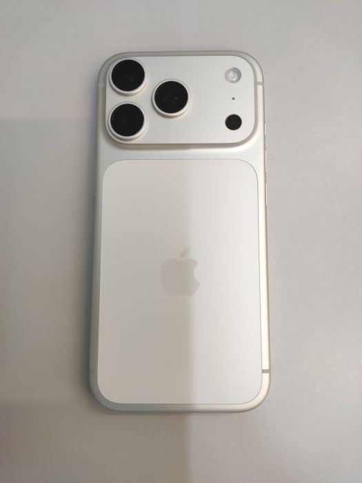 Apple iPhone 17 Pro — photo 4 of 10