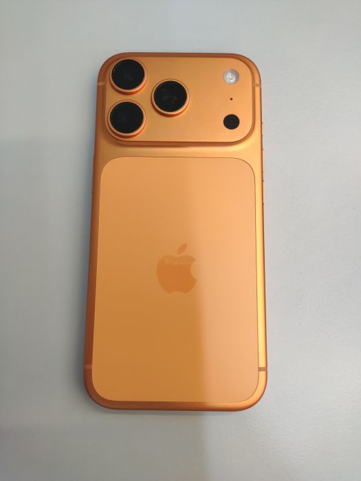 Apple iPhone 17 Pro — photo 2 of 8