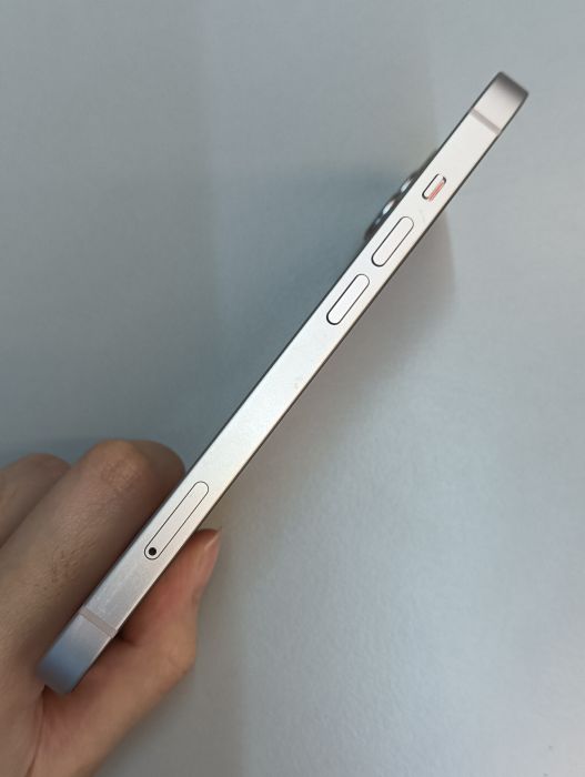 Apple iPhone 13 — photo 2 of 8
