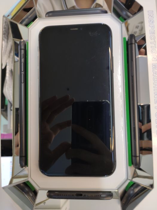 Apple iPhone 11 — photo 3 of 10