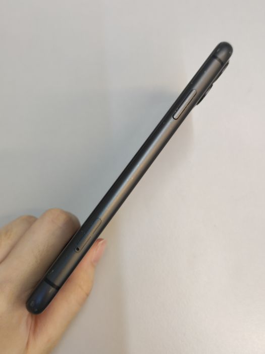 Apple iPhone 11 — photo 6 of 10