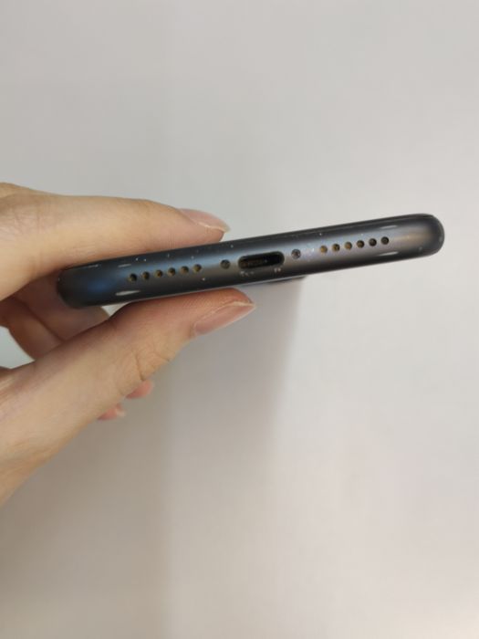 Apple iPhone 11 — photo 7 of 10