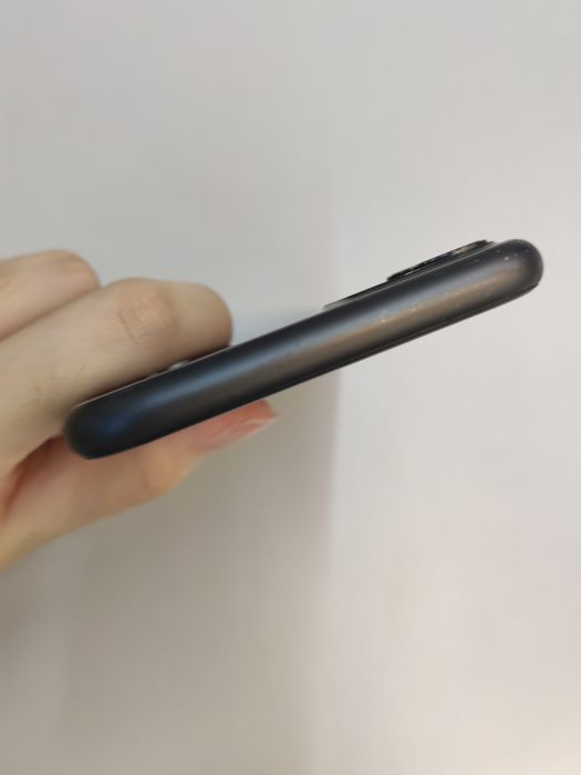 Apple iPhone 11 — photo 8 of 10