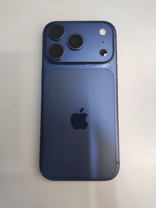 Apple iPhone 17 Pro — photo 2 of 8