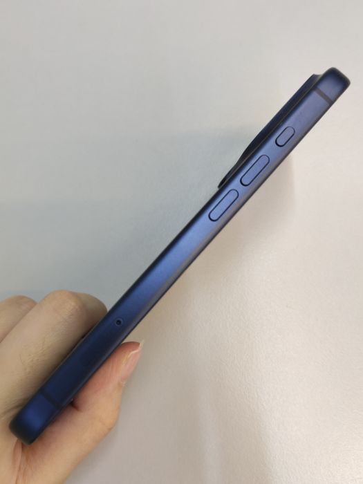 Apple iPhone 17 Pro — photo 3 of 8
