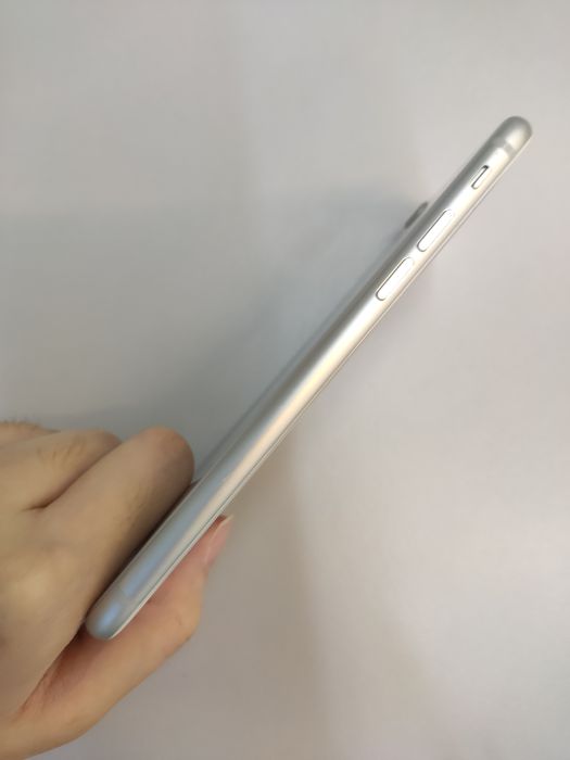Apple iPhone 8 — photo 3 of 8