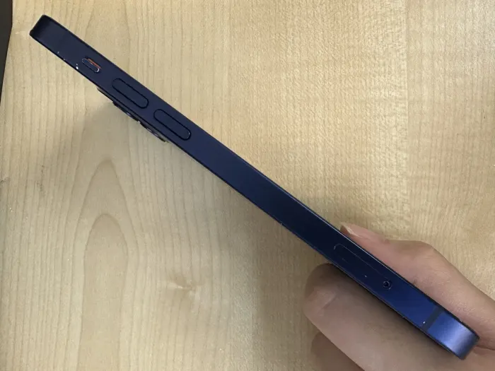 Apple iPhone 12 — photo 6 of 9