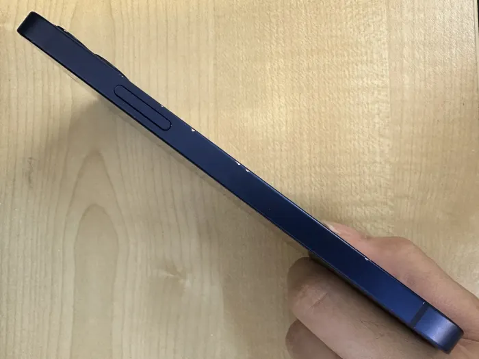 Apple iPhone 12 — photo 7 of 9