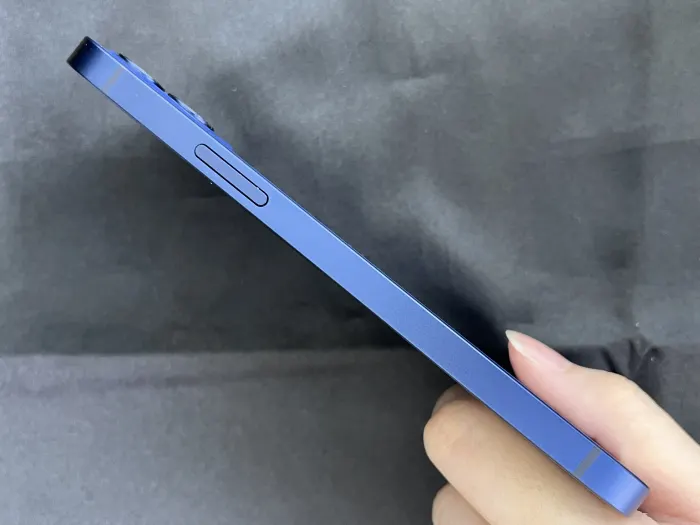 Apple iPhone 12 — photo 2 of 10
