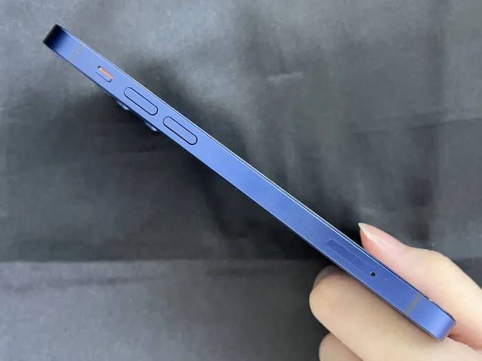 Apple iPhone 12 — photo 3 of 10