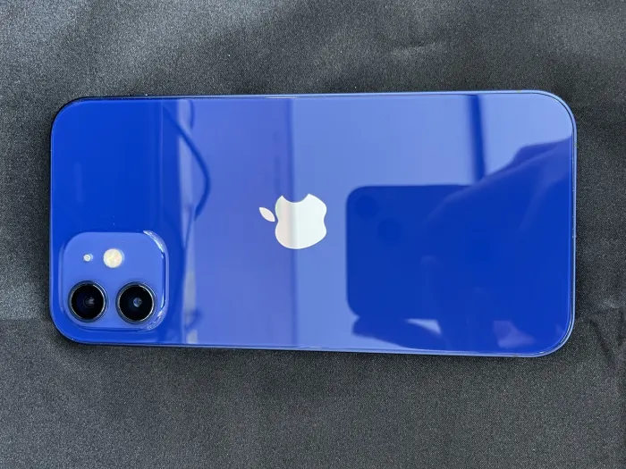 Apple iPhone 12 — photo 6 of 10