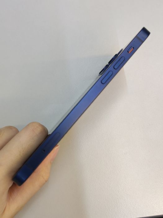 Apple iPhone 12 — photo 3 of 8
