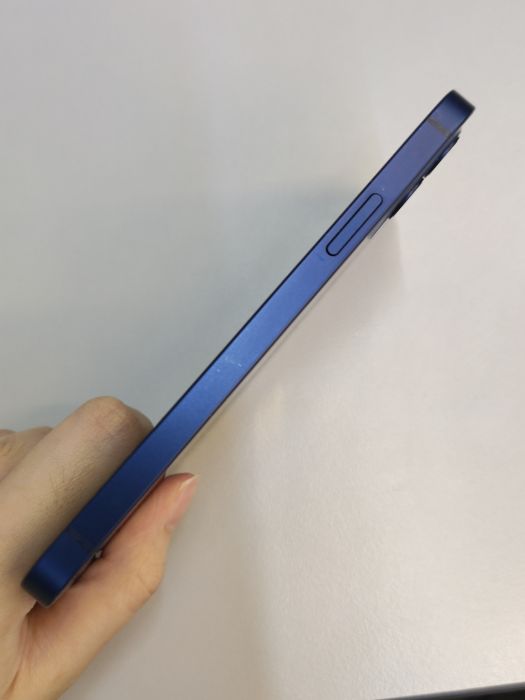 Apple iPhone 12 — photo 4 of 8
