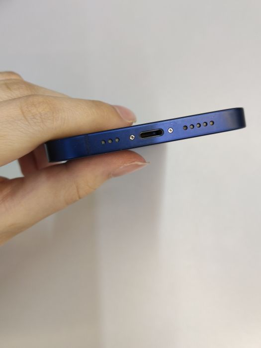 Apple iPhone 12 — photo 5 of 8