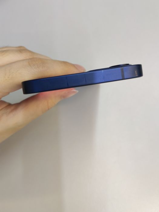 Apple iPhone 12 — photo 6 of 8