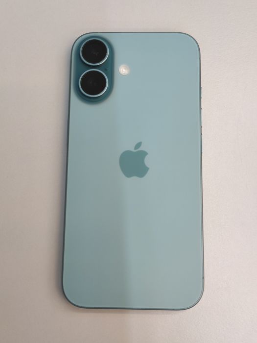 Apple iPhone 16 — photo 2 of 8
