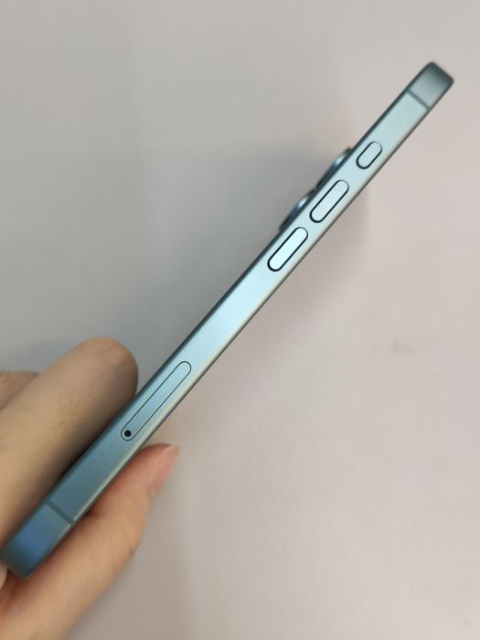 Apple iPhone 16 — photo 3 of 8