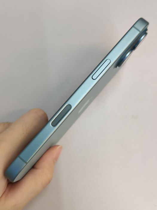 Apple iPhone 16 — photo 4 of 8
