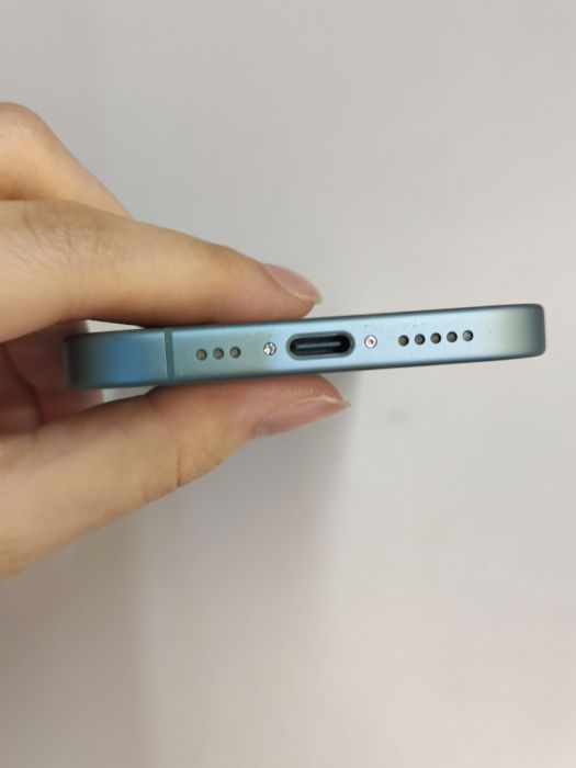 Apple iPhone 16 — photo 5 of 8