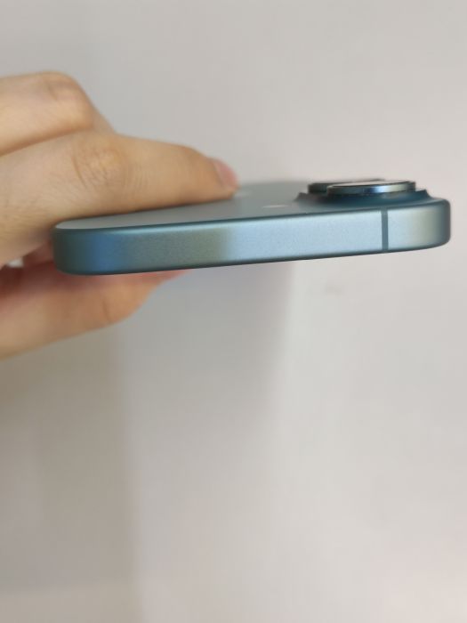 Apple iPhone 16 — photo 6 of 8