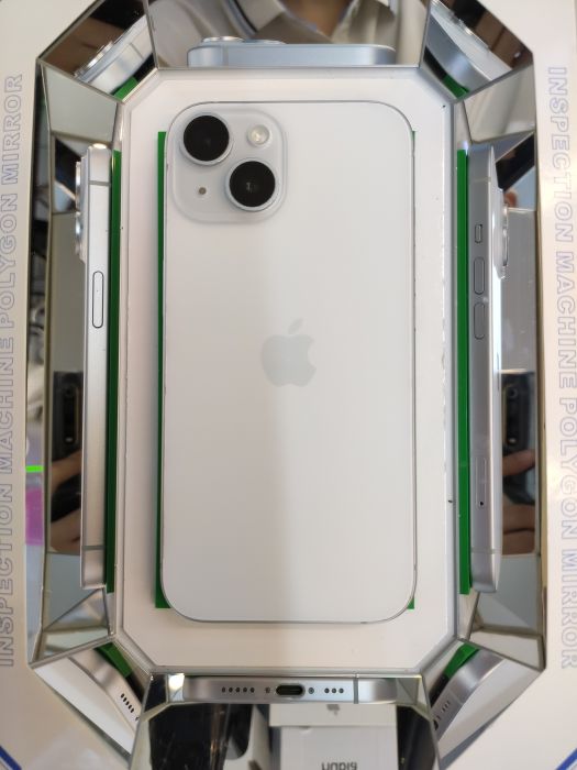 Apple iPhone 15 — photo 2 of 10