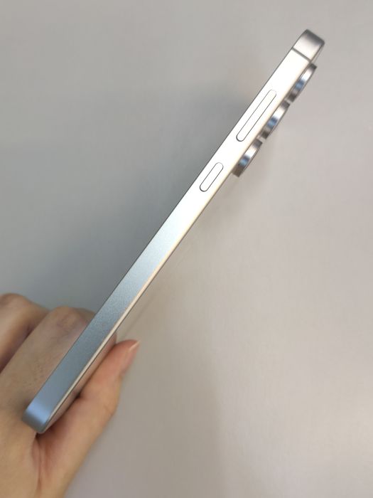 Samsung S24 FE — photo 4 of 7