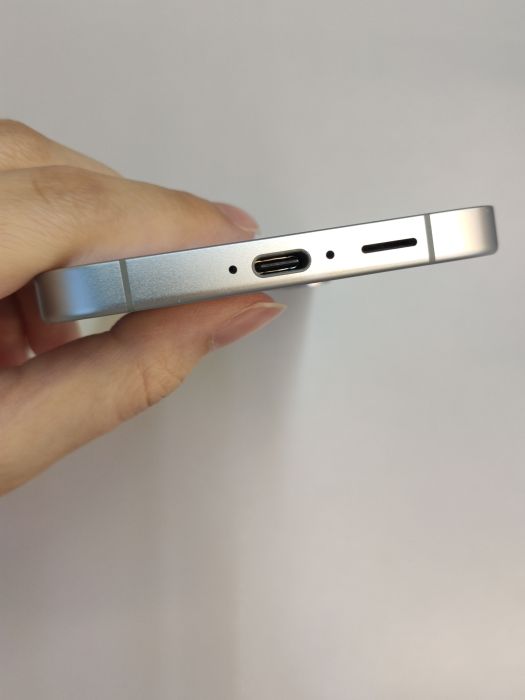 Samsung S24 FE — photo 5 of 7