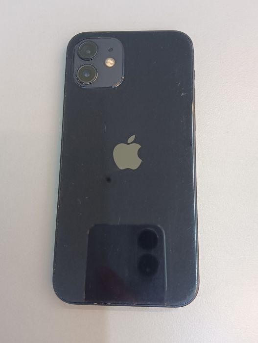 Apple iPhone 12 — photo 3 of 10