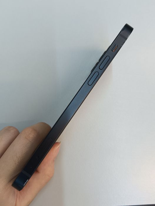 Apple iPhone 12 — photo 4 of 10