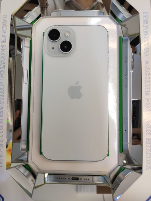 Apple iPhone 15 — photo 2 of 10