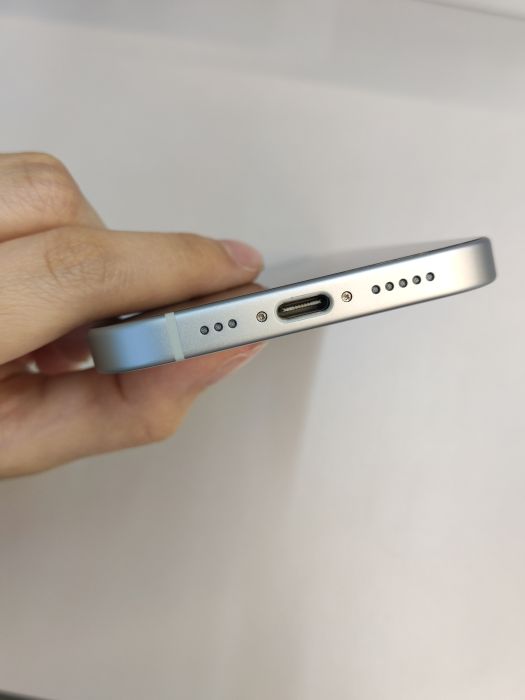 Apple iPhone 15 — photo 7 of 10