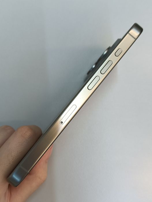 Apple iPhone 15 Pro — photo 2 of 11
