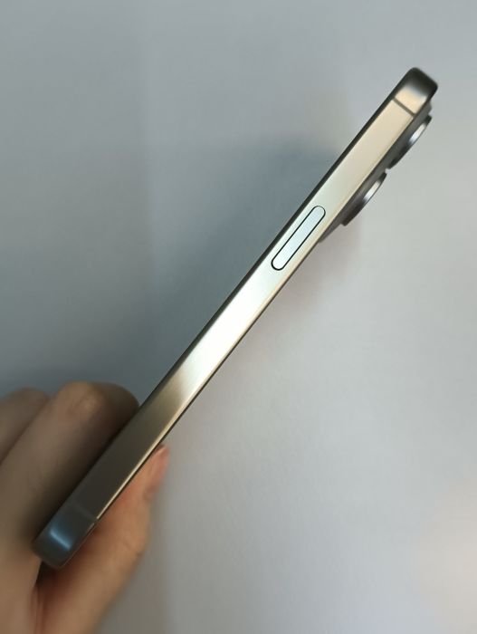 Apple iPhone 15 Pro — photo 3 of 11