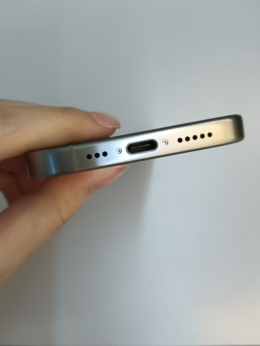 Apple iPhone 15 Pro — photo 4 of 11