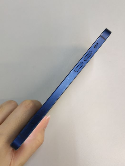 Apple iPhone 12 — photo 3 of 9