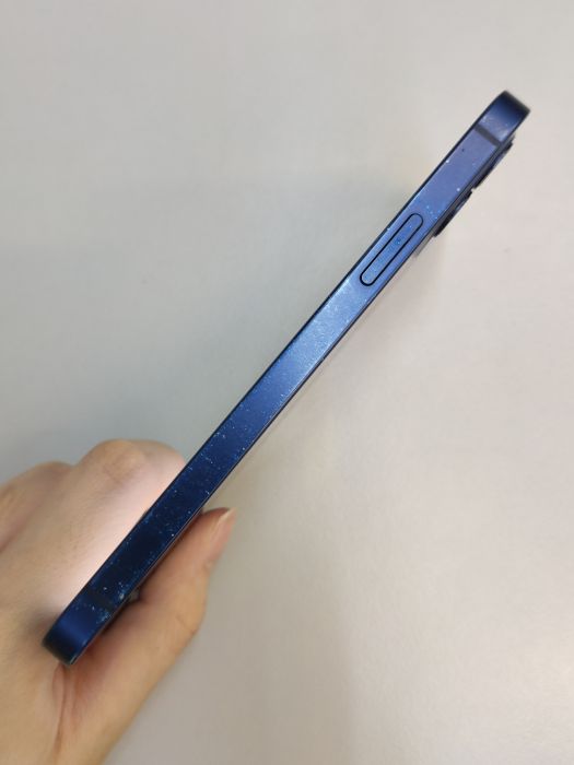 Apple iPhone 12 — photo 4 of 9