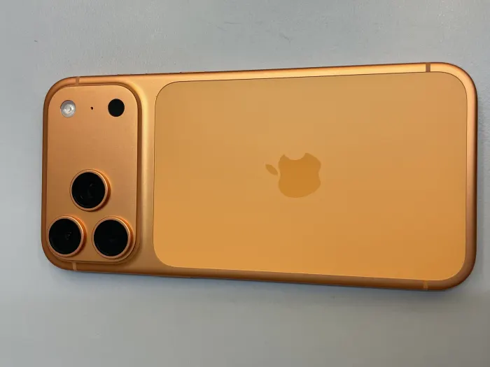 Apple iPhone 17 Pro Max — photo 5 of 10