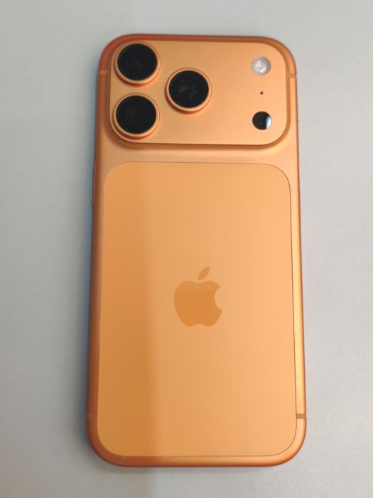 Apple iPhone 17 Pro — photo 4 of 10