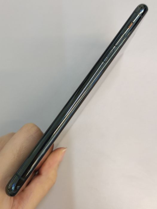 Apple iPhone 11 Pro Max — photo 3 of 8